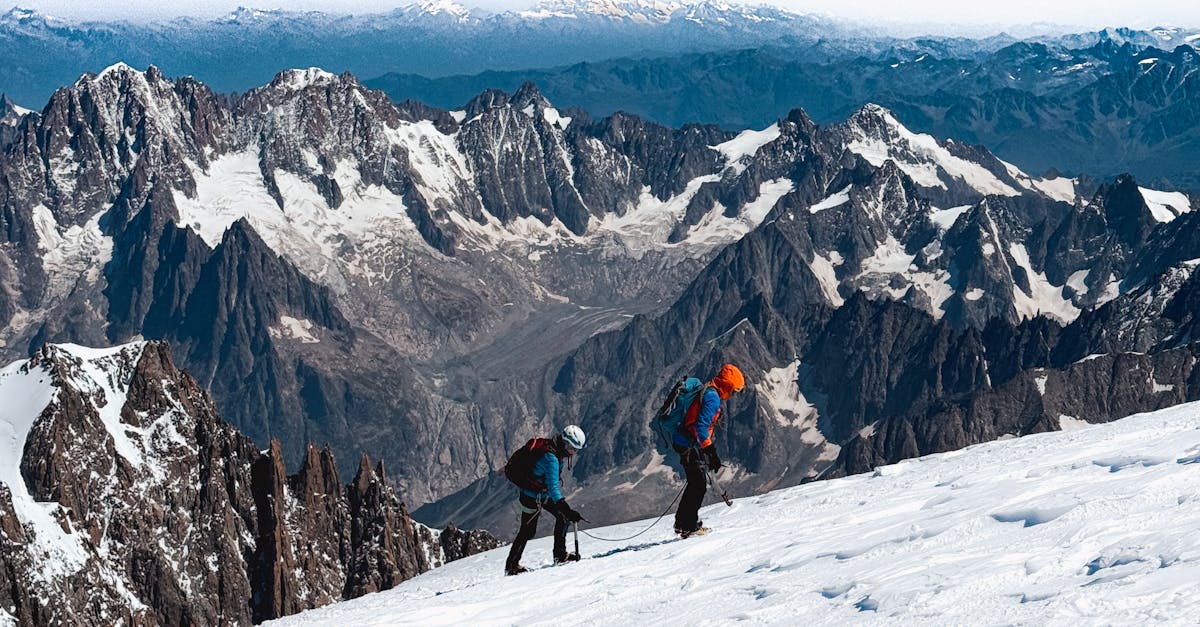 découvrez les techniques essentielles pour utiliser les crampons en toute sécurité lors de vos ascensions en montagne. guide pratique pour débutants et experts.