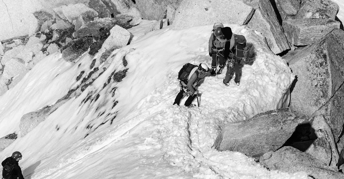 découvrez les techniques essentielles pour utiliser les crampons en toute sécurité lors de vos sorties en montagne. conseils pratiques et astuces pour grimper efficacement.