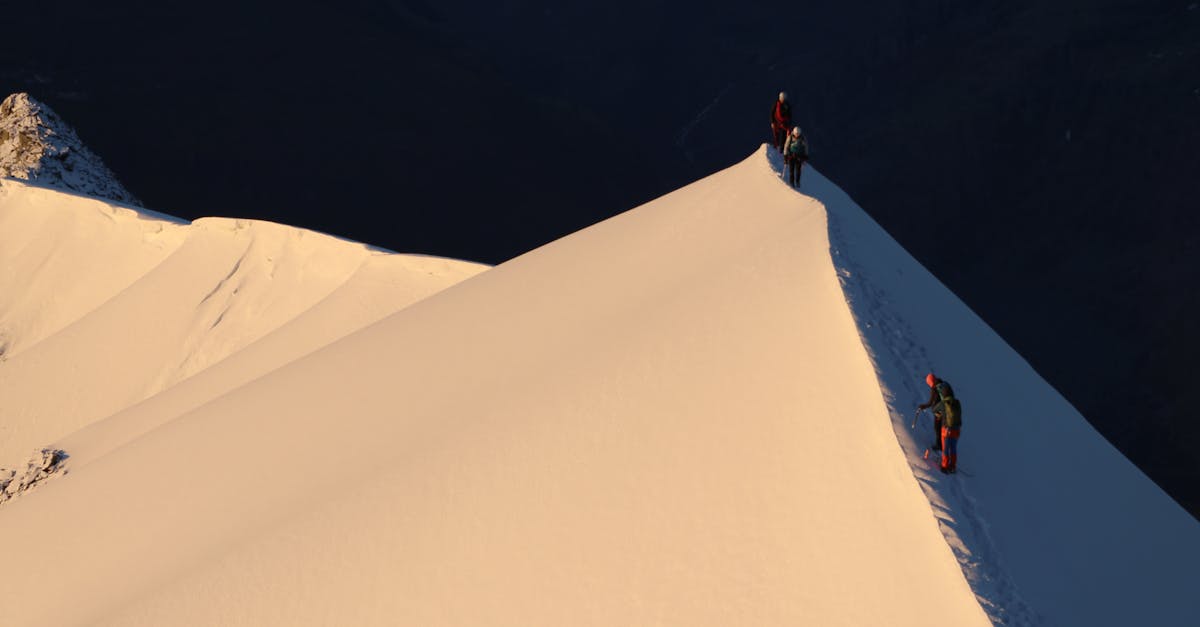 découvrez les techniques essentielles pour maîtriser l'utilisation des crampons en alpinisme et randonnée hivernale, pour plus de sécurité et d'efficacité.