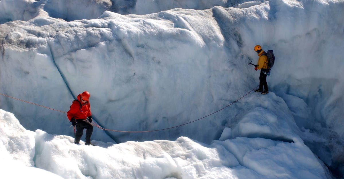 découvrez tout sur le piolet technique : guide d'utilisation, conseils pour l'alpinisme et sécurité en montagne.
