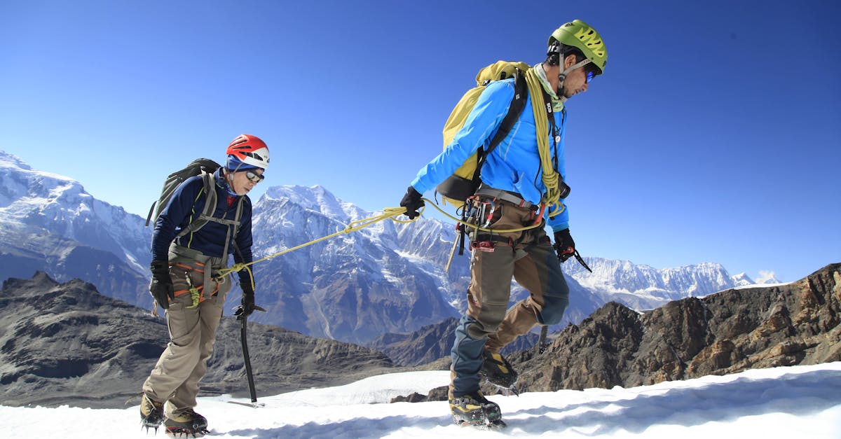 découvrez l'utilisation et les caractéristiques d'un piolet technique pour l'alpinisme et l'escalade sur glace. guide complet pour choisir et manier votre ice axe avec sécurité.