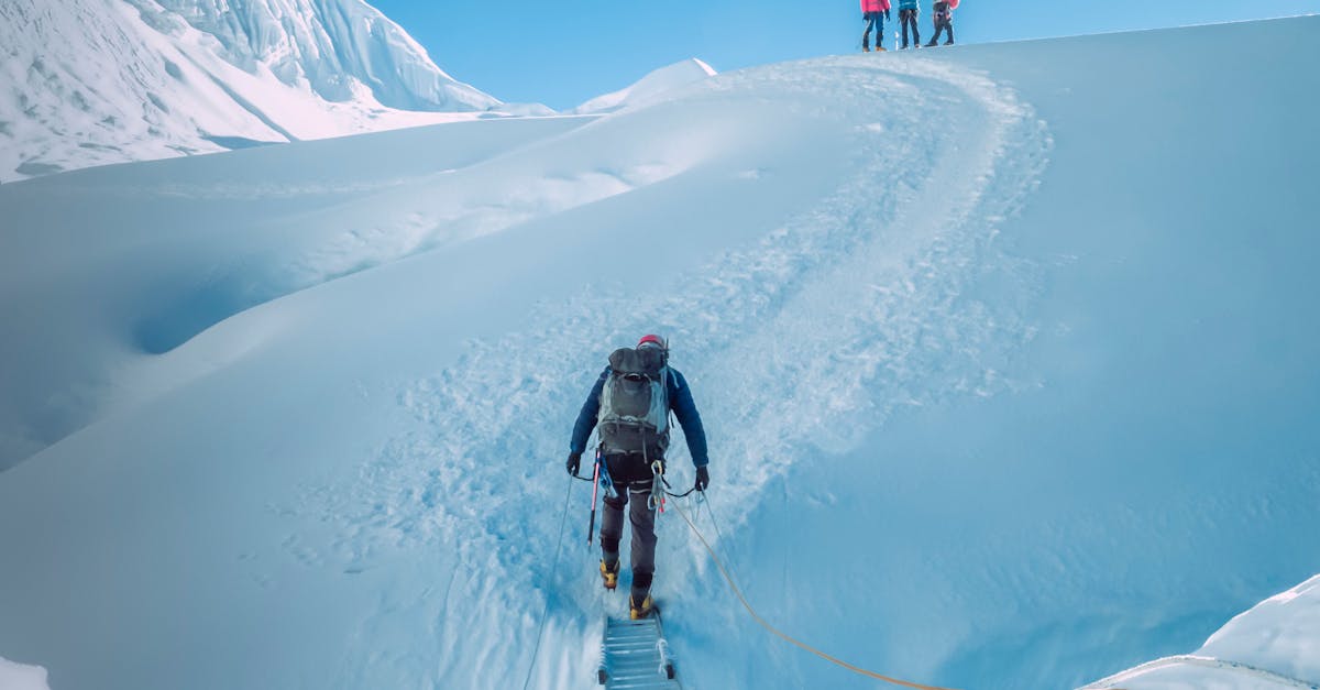 découvrez les principes essentiels de sécurité en montagne pour préparer vos aventures en toute sérénité et éviter les risques.