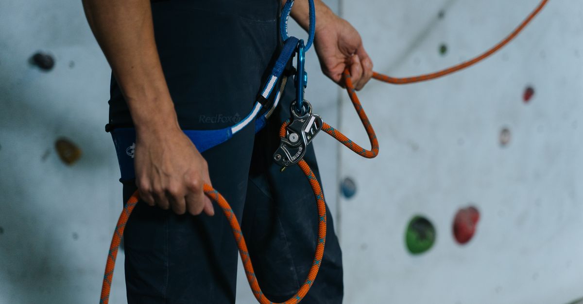 découvrez les techniques essentielles pour l'escalade alpine avec nos conseils sur l'utilisation des cordes adaptées, la sécurité et les méthodes de progression en haute montagne.