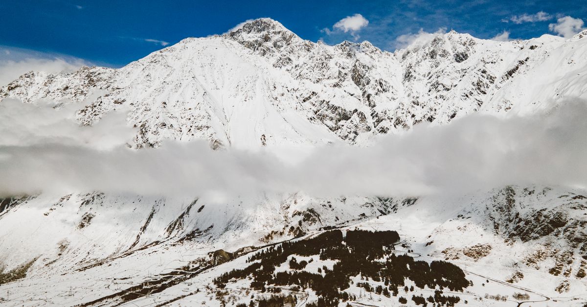 découvrez comment prévenir et gérer le mal aigu des montagnes grâce à nos conseils pratiques et solutions efficaces pour profiter pleinement de vos aventures en haute altitude.