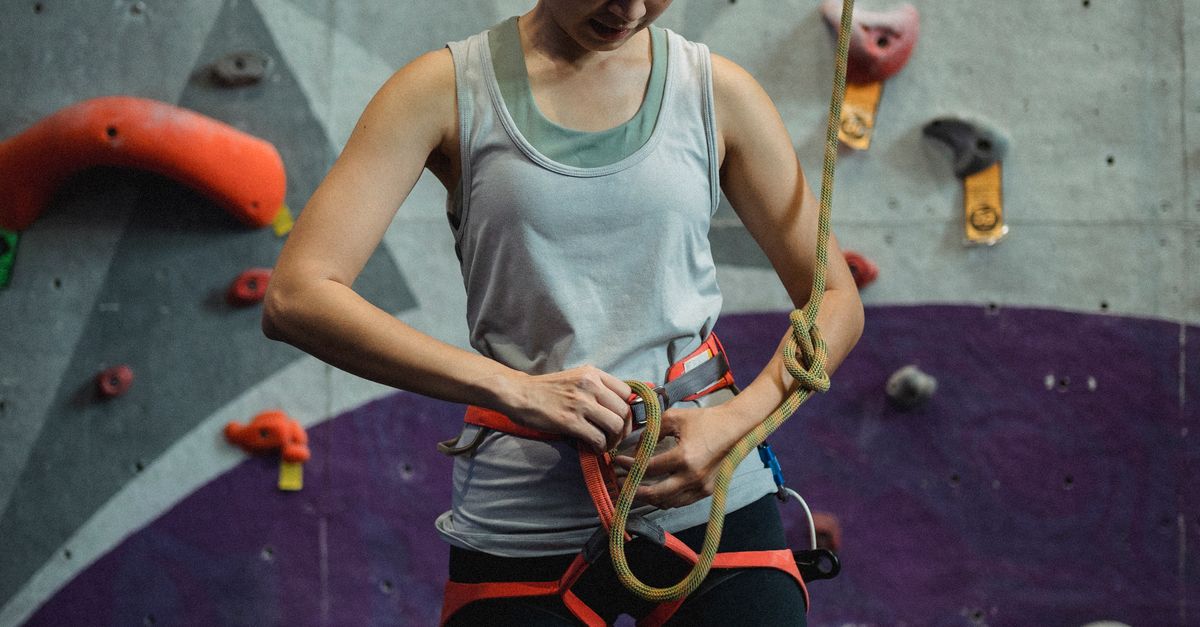 le belaying est une technique d'assurage essentielle en escalade, garantissant la sécurité du grimpeur grâce à un contrôle précis de la corde.