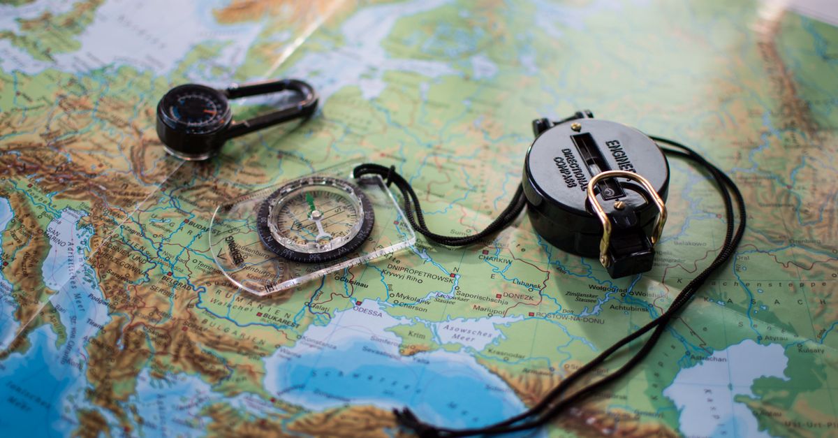découvrez la navigation par boussole : guide précis pour orienter vos déplacements et explorer en toute confiance, que ce soit en randonnée, en mer ou en voyage.