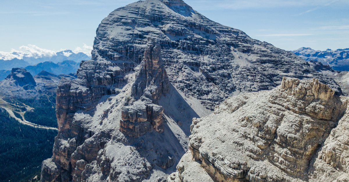 découvrez les conseils essentiels et les équipements indispensables pour assurer votre sécurité lors de la pratique de la via ferrata.