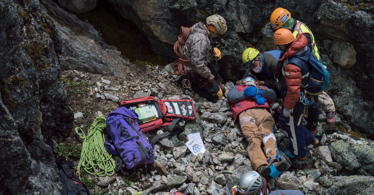 gestion des fractures en zones montagneuses isolées : techniques adaptées, premiers secours et prise en charge médicales dans des environnements difficiles.