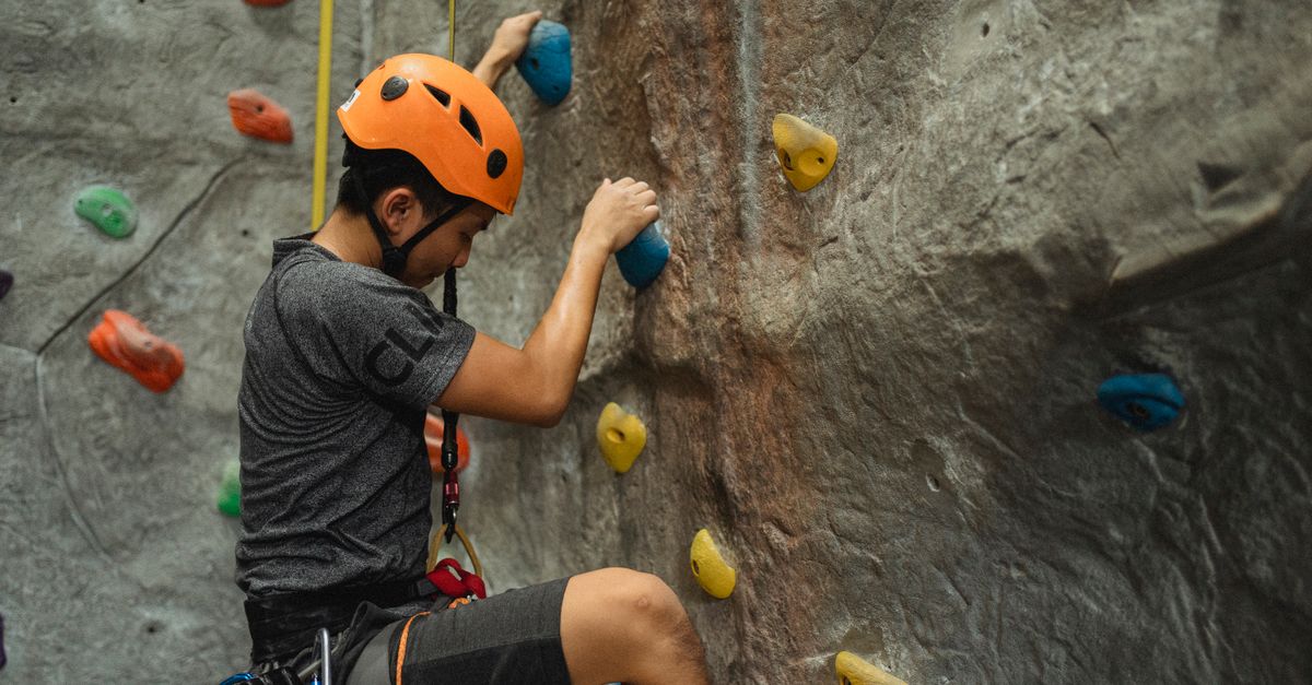 découvrez notre équipement d'escalade sportive de qualité supérieure pour assurer votre sécurité et performance lors de vos aventures en hauteur.