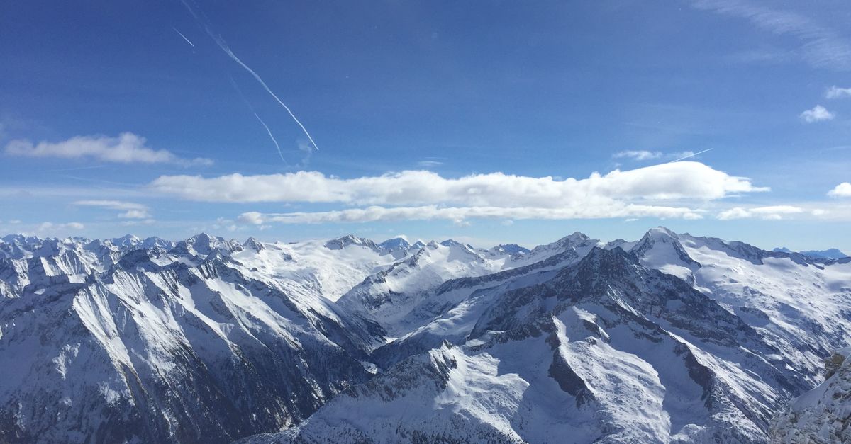 découvrez les techniques d'escalade en neige profonde pour assurer sécurité et efficacité lors de vos aventures en montagne hivernale.