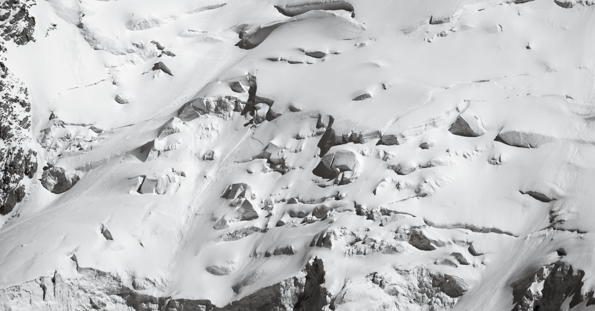 découvrez les techniques essentielles pour l'escalade en neige profonde et améliorez votre sécurité et vos performances en montagne.