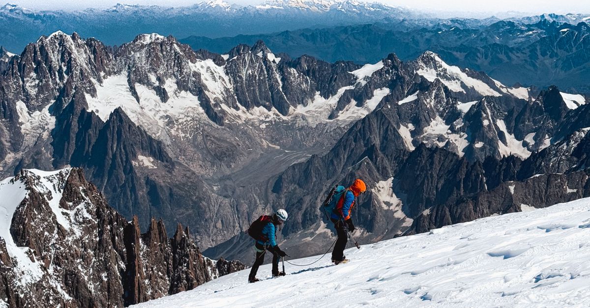 découvrez l’alpinisme dans les alpes quand on débute : conseils, équipement essentiel et itinéraires adaptés pour partir en montagne en toute sécurité.
