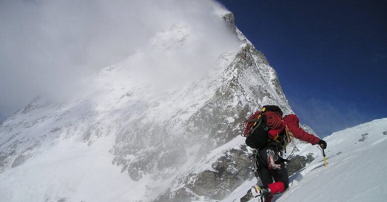 découvrez les techniques essentielles pour utiliser efficacement les crampons en escalade et alpinisme. conseils pratiques et sécurité au rendez-vous.