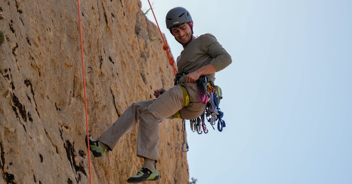 découvrez les techniques essentielles d'escalade en montagne pour débutants et experts, incluant la sécurité, l'équipement, et les meilleures pratiques pour gravir des sommets en toute confiance.