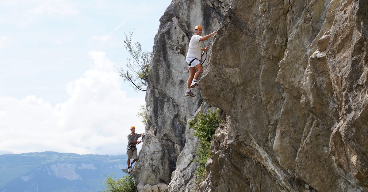 découvrez les techniques d'alpinisme essentielles pour gravir les montagnes en toute sécurité et avec efficacité. conseils pratiques pour débutants et experts.