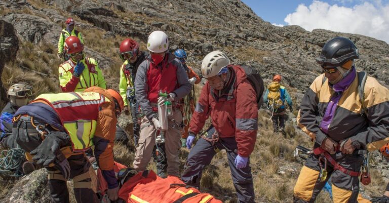 découvrez les principes essentiels de la sécurité en montagne pour profiter pleinement de vos aventures tout en minimisant les risques.