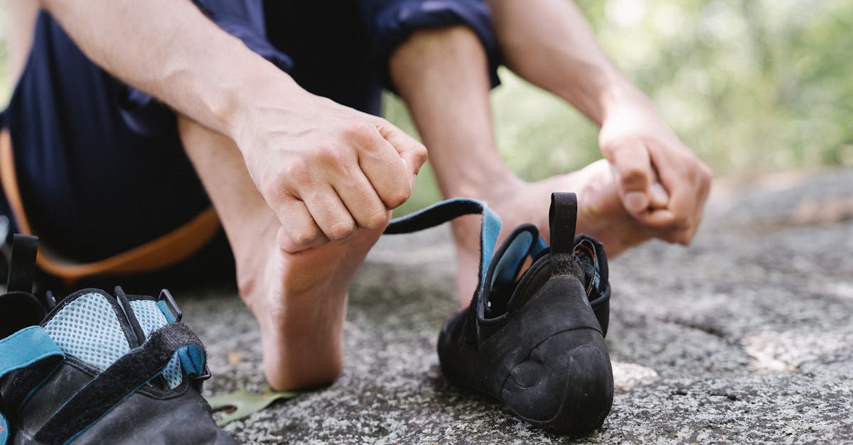 préparez votre ascension en montagne avec nos conseils essentiels de préparation à l'alpinisme, incluant l'équipement, la condition physique et la sécurité.