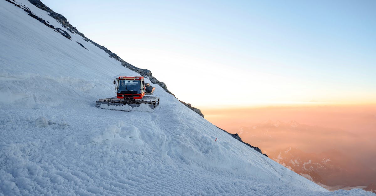 préparez-vous efficacement à l'alpinisme avec nos conseils essentiels pour l'entraînement, l'équipement et la sécurité en montagne.