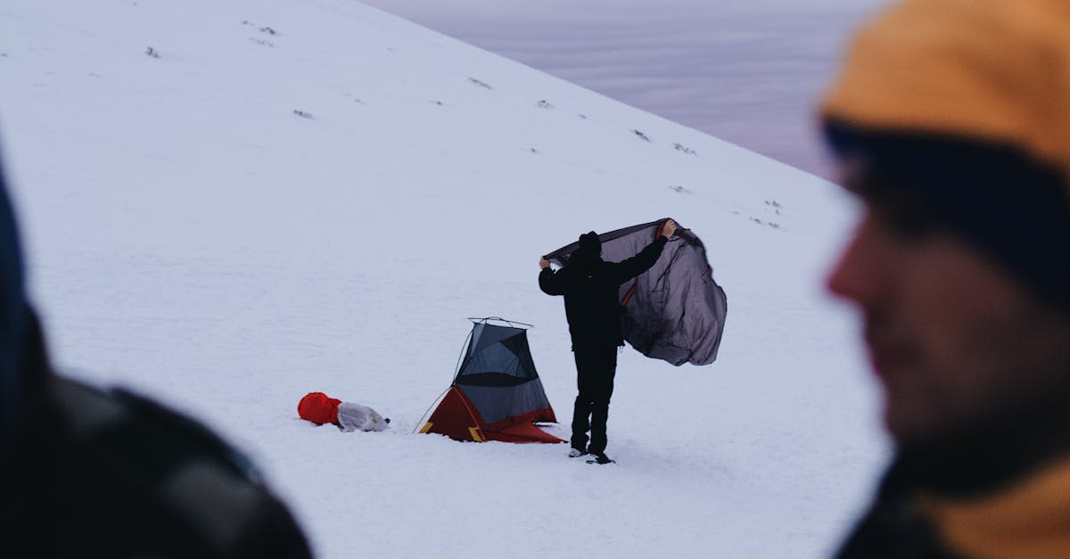 préparez efficacement votre ascension en suivant nos conseils essentiels pour l'alpinisme : équipement, entraînement physique et sécurité en montagne.