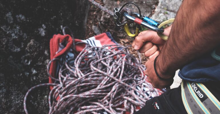 préparez-vous efficacement à l'alpinisme avec nos conseils essentiels, équipements recommandés et techniques de sécurité pour réussir vos ascensions en toute sérénité.