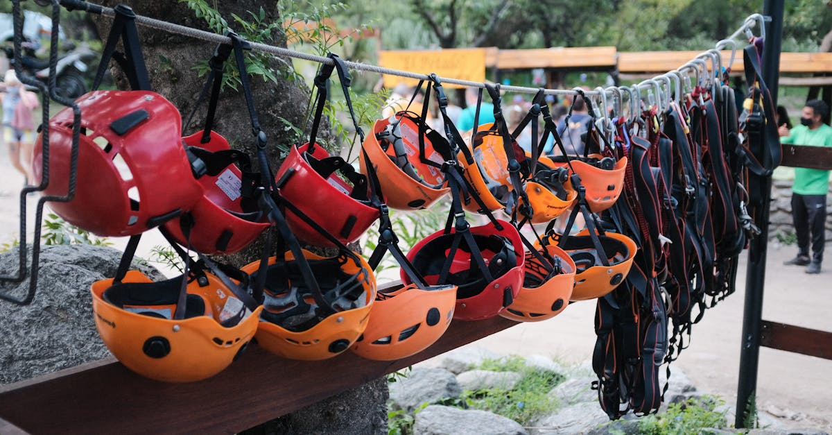 découvrez notre sélection d'équipements de via ferrata pour assurer votre sécurité et profiter pleinement de cette activité d'escalade en montagne.