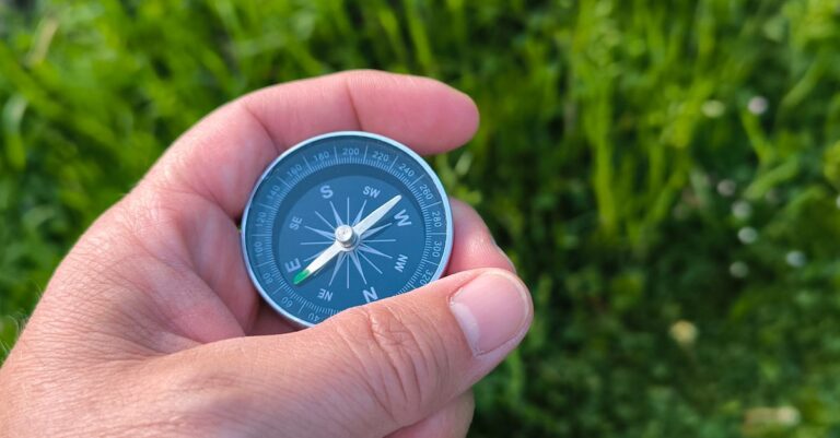 découvrez la navigation compass : un guide précis et intuitif pour vous orienter facilement lors de toutes vos aventures.