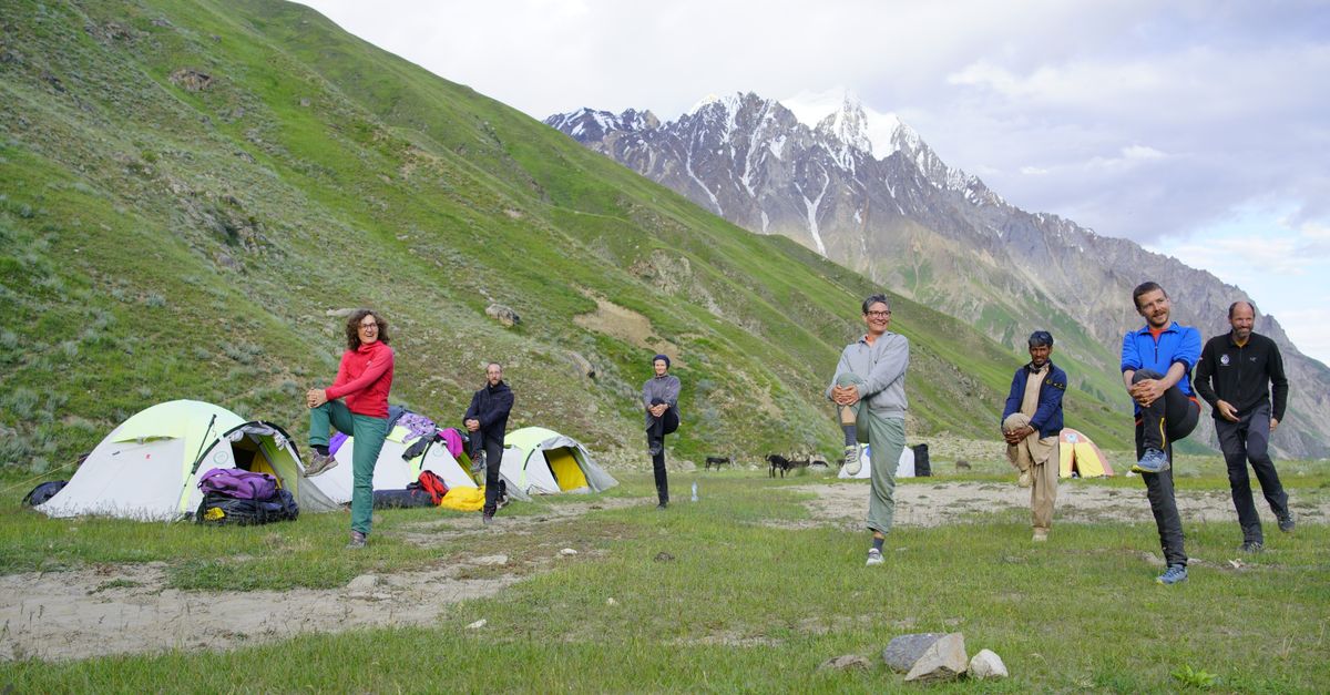conseils et précautions essentiels pour camper en toute sécurité en haute altitude, incluant la préparation, l'équipement et la gestion des risques liés à l'altitude.