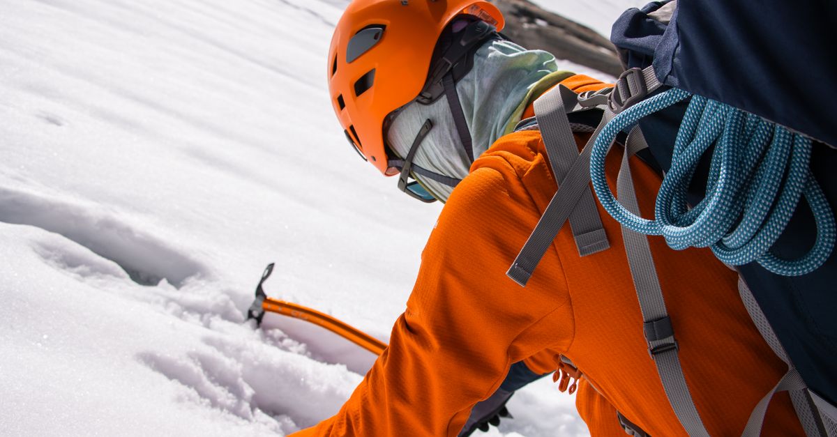 découvrez nos crampons d'alpinisme robustes et fiables, conçus pour garantir une adhérence optimale en haute montagne et assurer votre sécurité lors de vos ascensions.