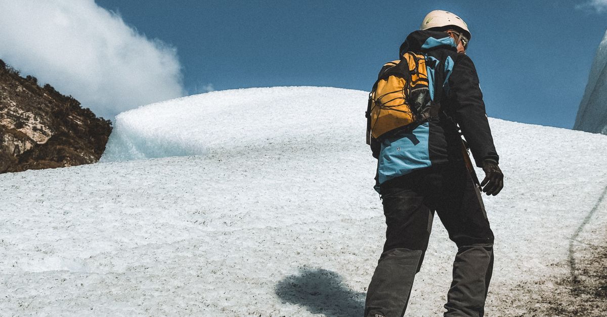 découvrez nos crampons d'alpinisme robustes et sécurisés, idéaux pour escalader les terrains glacés et enneigés en toute confiance.