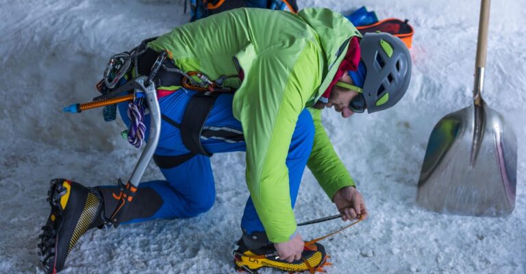 découvrez nos crampons d'alpinisme robustes et fiables, conçus pour assurer votre sécurité et performance lors de vos aventures en montagne.