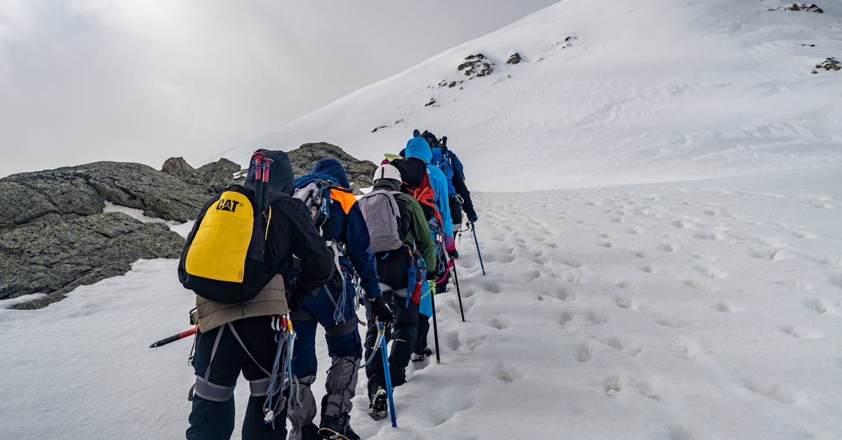 découvrez les équipements essentiels pour l'alpinisme, alliant sécurité, performance et confort pour toutes vos aventures en montagne.