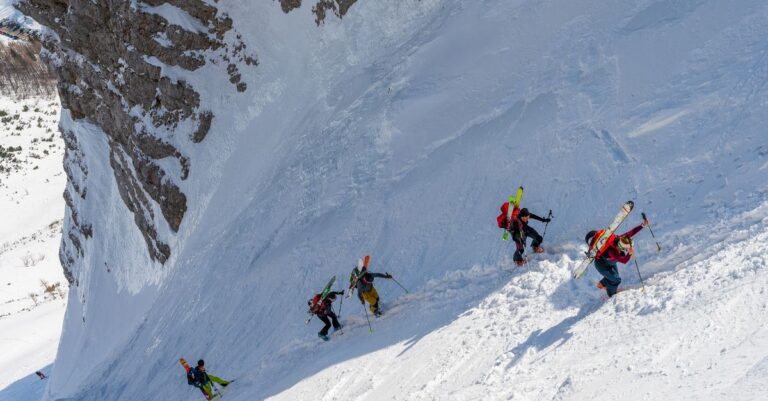 découvrez une expédition de ski hors-piste exceptionnelle alliant aventure, paysages sauvages et sensations fortes pour les passionnés de glisse.