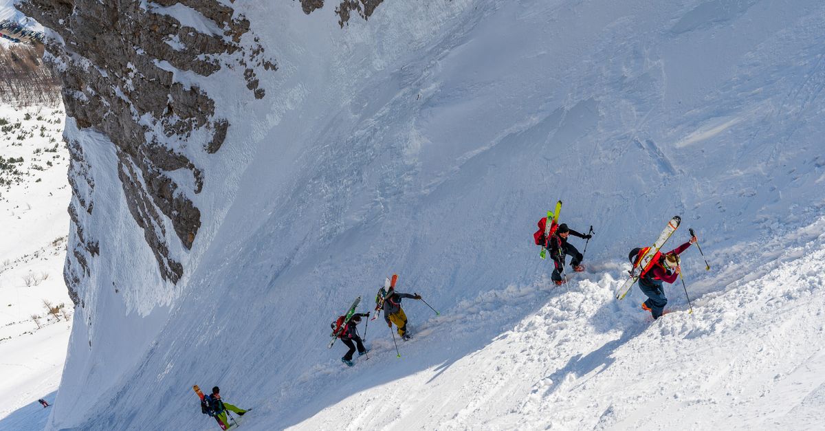 découvrez une expédition de ski hors-piste exceptionnelle alliant aventure, paysages sauvages et sensations fortes pour les passionnés de glisse.