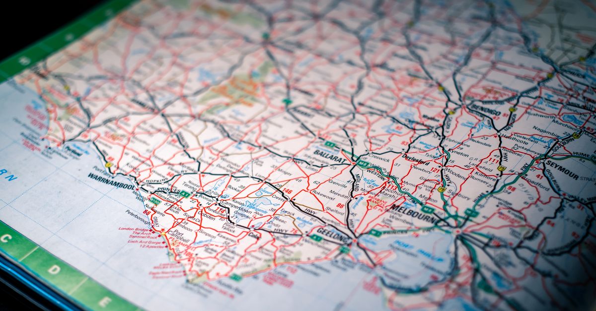 apprenez à lire les cartes topographiques avec des techniques simples pour interpréter les reliefs, les courbes de niveau et les symboles essentiels.