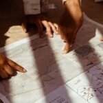 apprenez à lire les cartes topographiques avec précision grâce à notre guide complet, incluant les courbes de niveau, les symboles et techniques d’orientation.