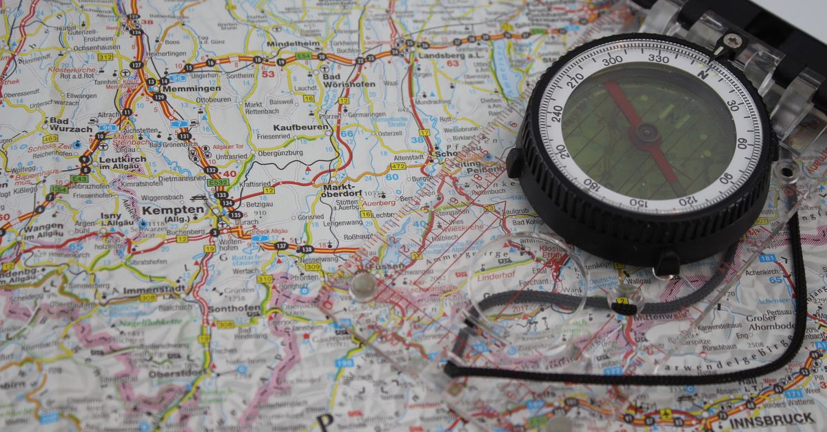 apprenez à lire et interpréter les cartes topographiques avec ce guide complet, idéal pour les amateurs de randonnée, géologie et navigation.