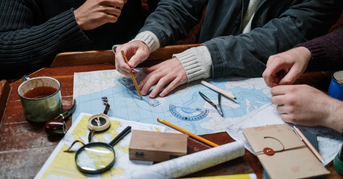 apprenez à lire et interpréter les cartes topographiques avec notre guide complet. maîtrisez les symboles, les courbes de niveau et les techniques de navigation pour explorer le terrain en toute confiance.