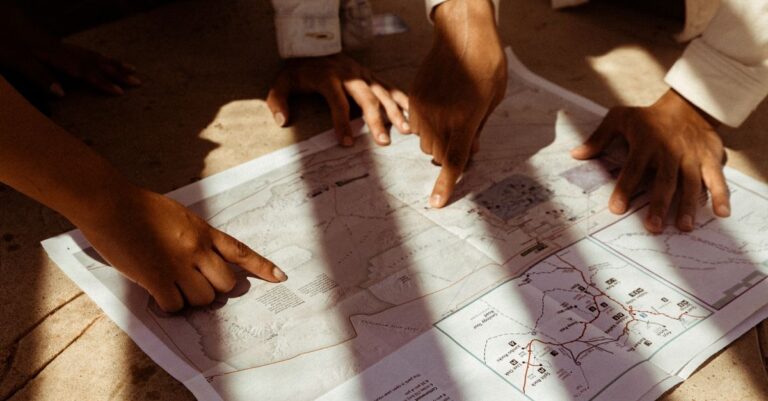 apprenez à lire les cartes topographiques avec précision grâce à notre guide complet, incluant les courbes de niveau, les symboles et techniques d’orientation.