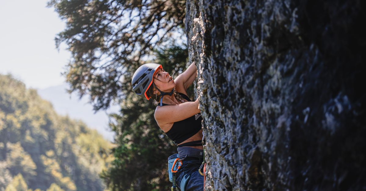 découvrez comment choisir un casque d'escalade garantissant votre sécurité lors de vos aventures en hauteur. conseils, normes et meilleures pratiques pour un équipement fiable.