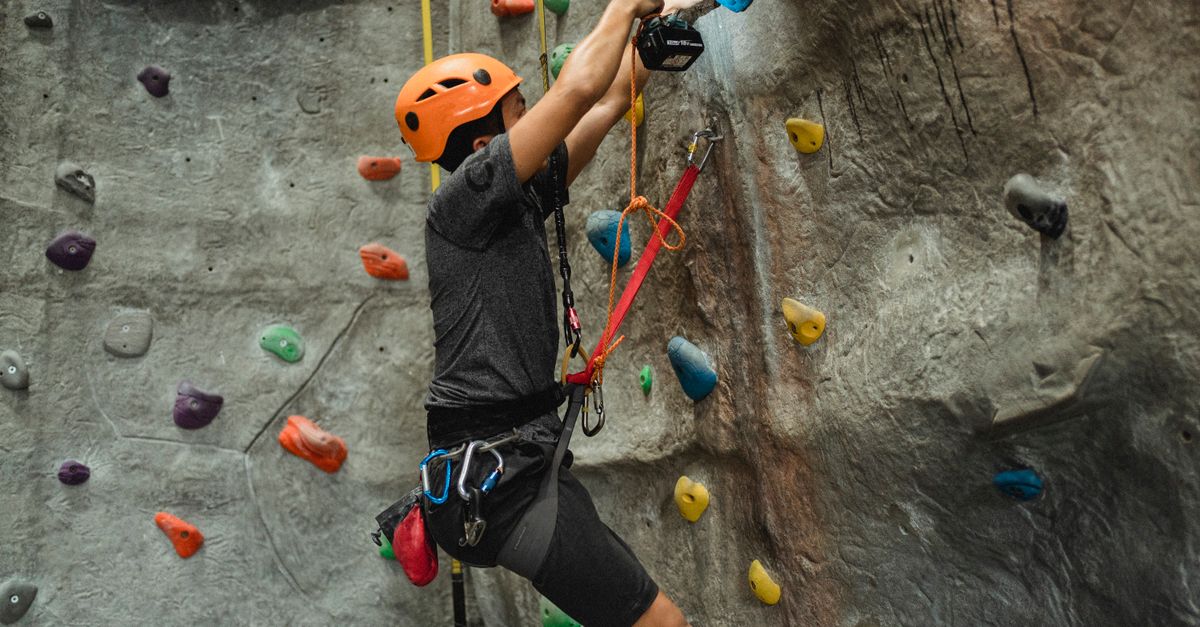 découvrez l'importance de la sécurité avec un casque d'escalade, conçu pour protéger efficacement votre tête lors de toutes vos aventures en altitude.