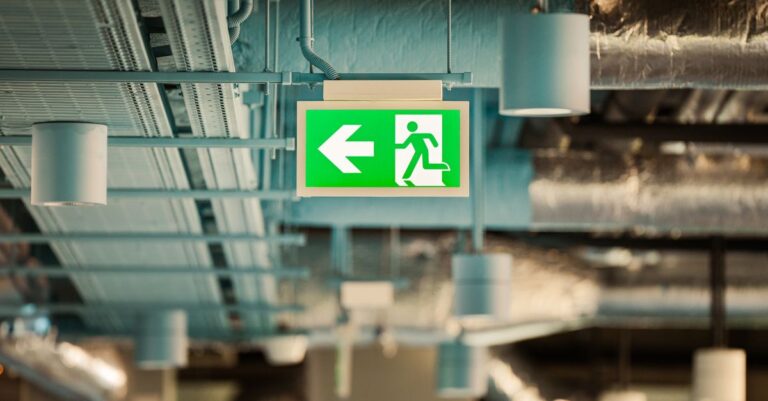 découvrez les différents panneaux d'urgence essentiels pour garantir la sécurité et la prévention des risques dans diverses situations.