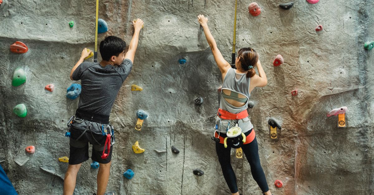 gestion des chutes en escalade : techniques essentielles pour prévenir les accidents et assurer la sécurité des grimpeurs.