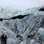 découvrez les bases du voyage sur glacier : conseils essentiels, équipements nécessaires et précautions pour une aventure en toute sécurité sur la glace.