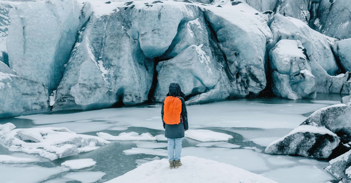 découvrez les bases du voyage sur glacier : conseils essentiels, équipement nécessaire et précautions pour une aventure en toute sécurité.