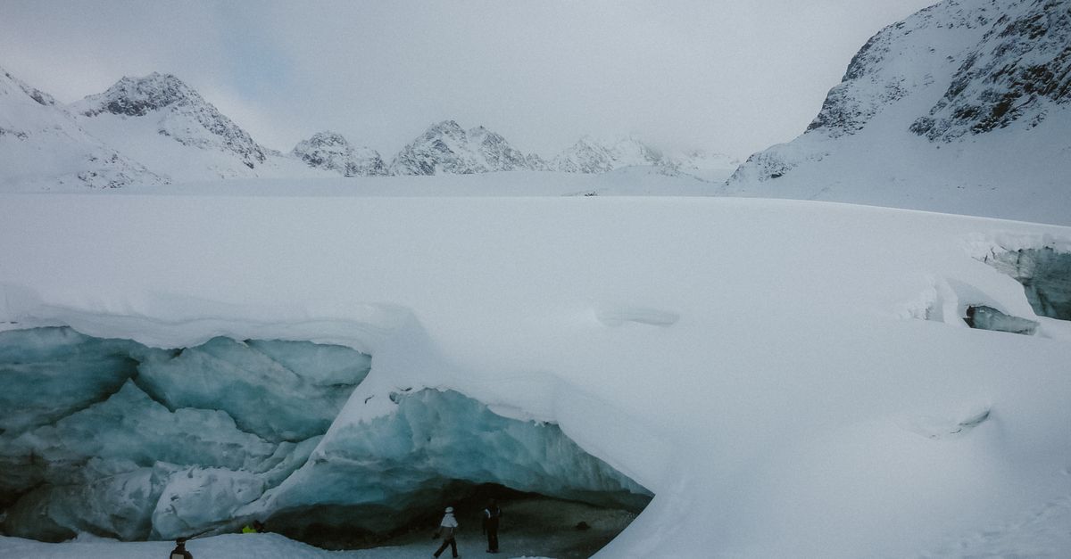découvrez les fondamentaux du voyage sur glacier : conseils essentiels, équipement nécessaire et mesures de sécurité pour une aventure en toute confiance.