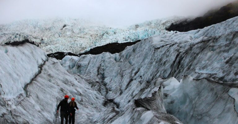 découvrez les bases du voyage sur glacier : conseils essentiels, équipements nécessaires et précautions pour une aventure en toute sécurité sur la glace.