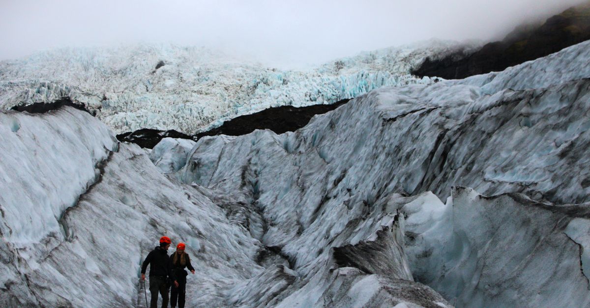découvrez les bases du voyage sur glacier : conseils essentiels, équipements nécessaires et précautions pour une aventure en toute sécurité sur la glace.