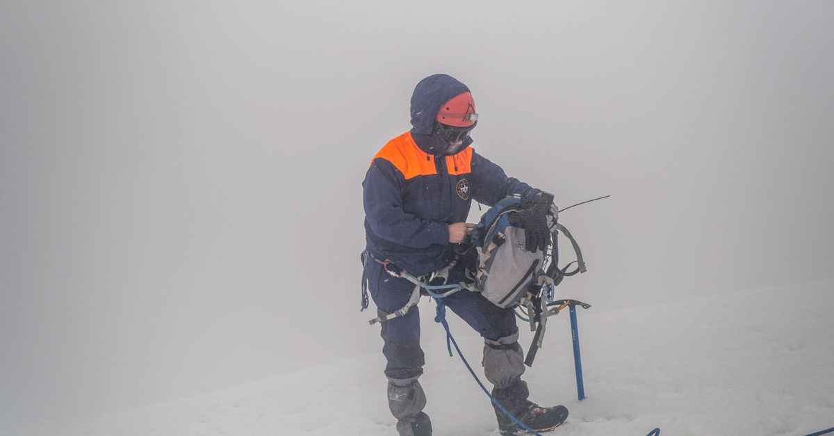 découvrez tout sur le piolet d'alpinisme, un outil essentiel pour la sécurité et la performance en escalade sur glace et en haute montagne.