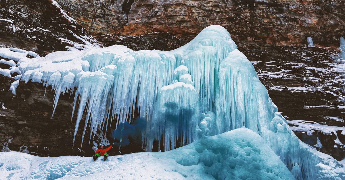 découvrez notre sélection de piolets d'alpinisme robustes et fiables, parfaits pour vos expéditions en montagne et vos ascensions sur glace.