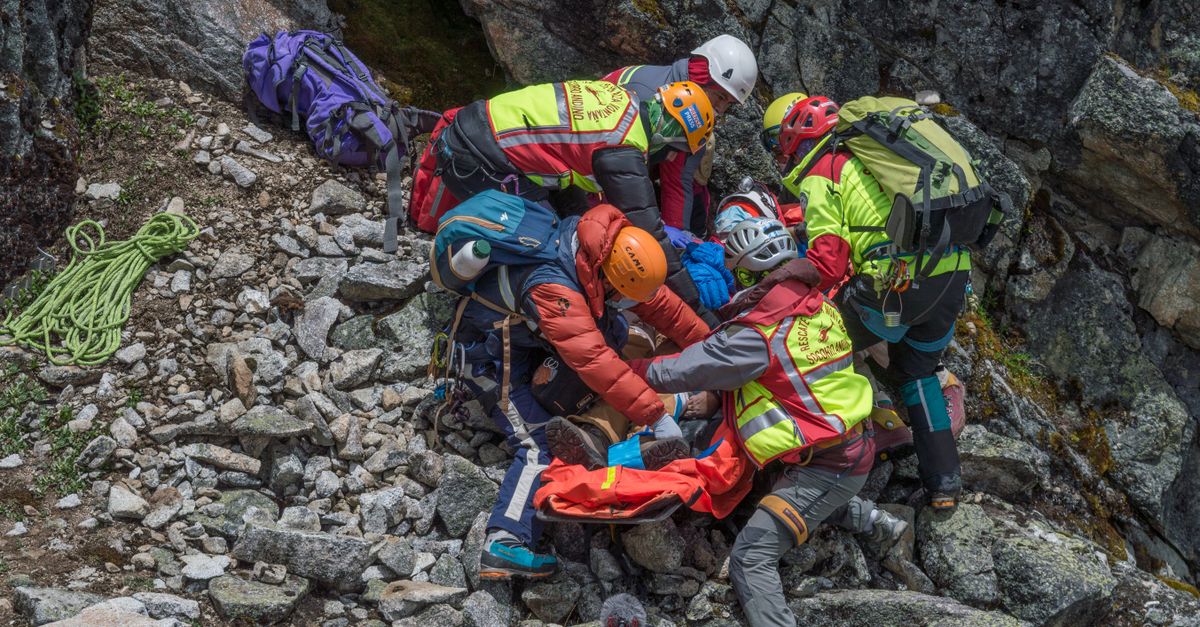 guide de premiers secours en montagne : conseils essentiels pour intervenir efficacement en cas d'urgence en milieu montagneux.